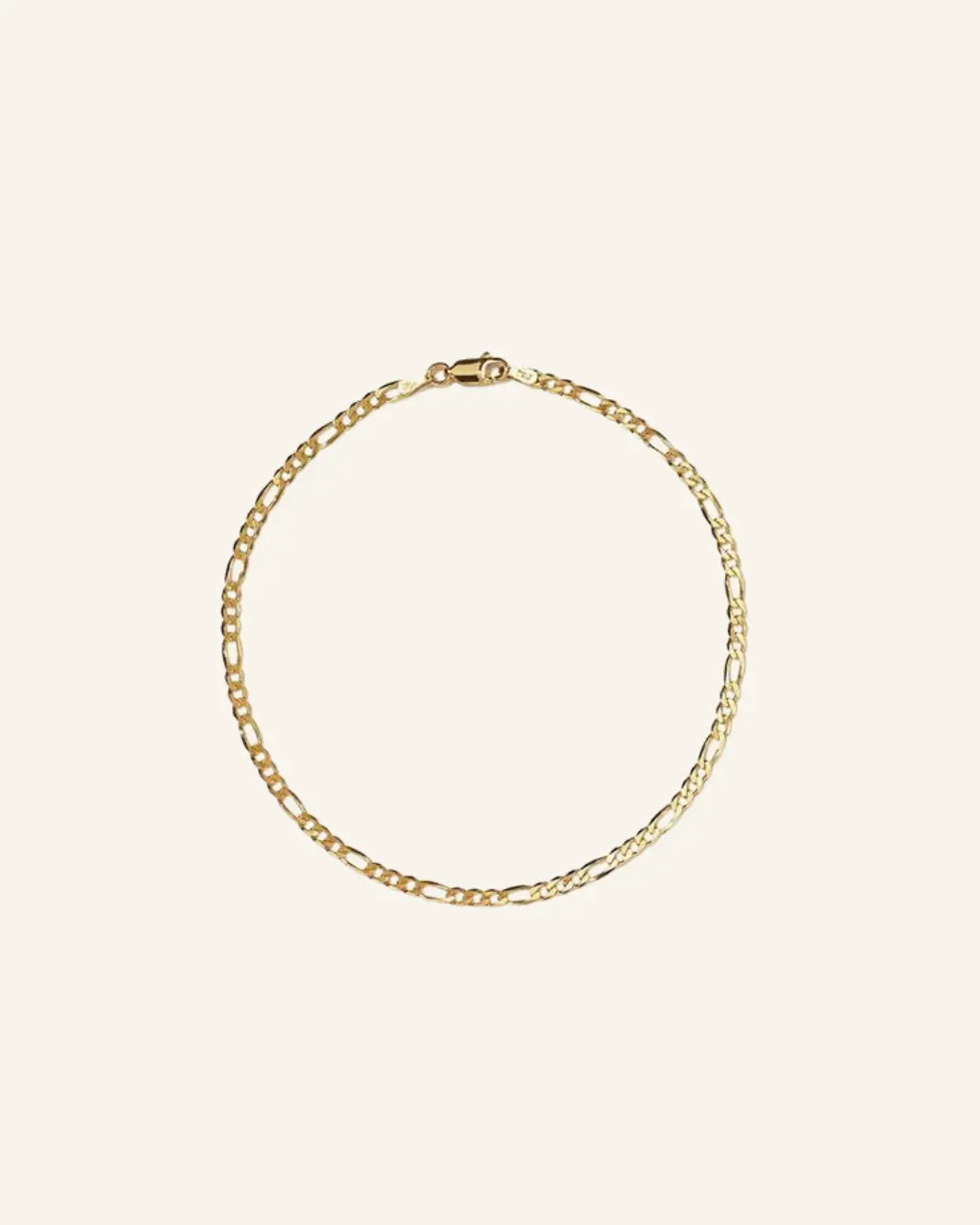 Flat Figaro Chain Bracelet in 18k gold-filled metal, waterproof and hypoallergenic.