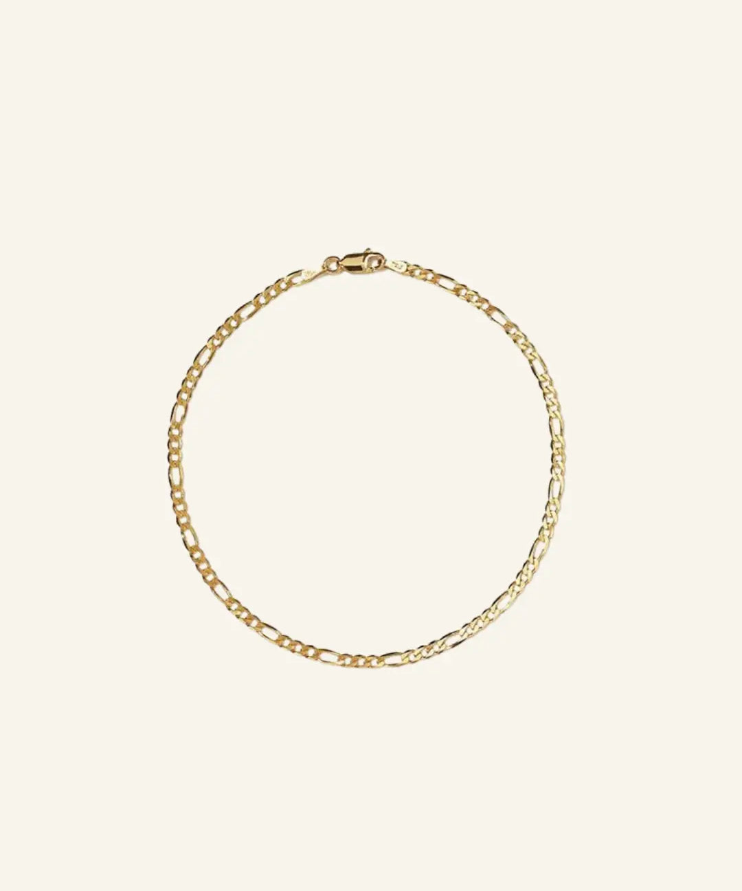 Flat Figaro Chain Bracelet in 18k gold-filled metal, waterproof and hypoallergenic.